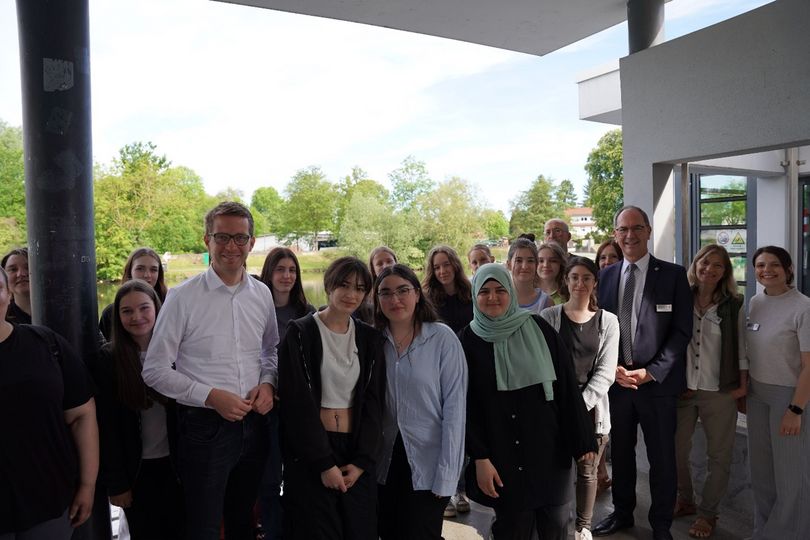 Staatssekretär Herr Ruhl (links) zusammen mit RP Herr Dr. Ullrich (rechts), dem LiLa-Team (rechts) und der Schulklasse der Alicenschule Gießen (Copyright: HMLU)