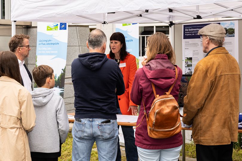 Dr. Alexandra Brinke informiert die Besucherinnen und Besucher über das LIFE-Projekt (Copyright: BfG)